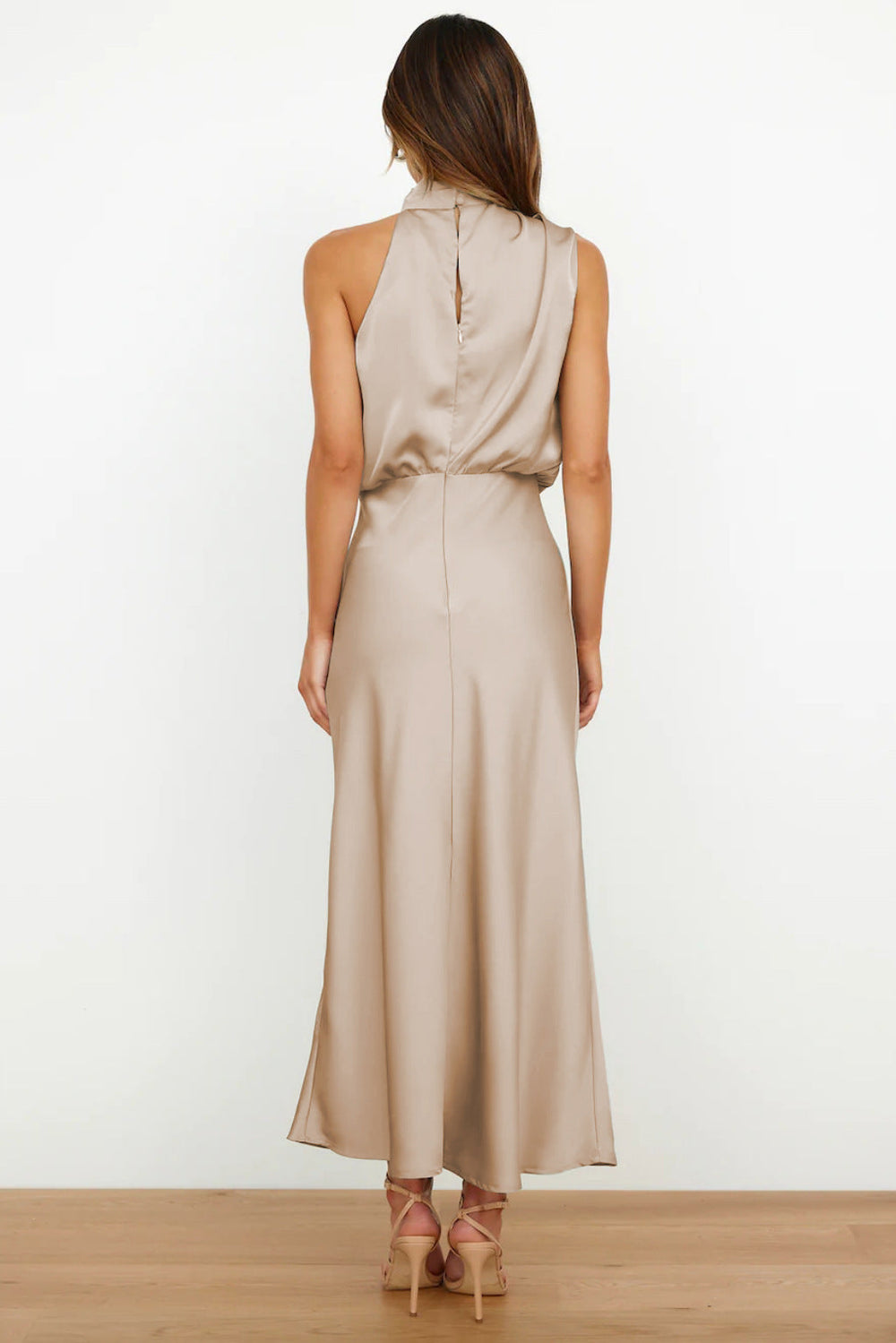 Levoire | Robe longue en satin avec décolleté américain