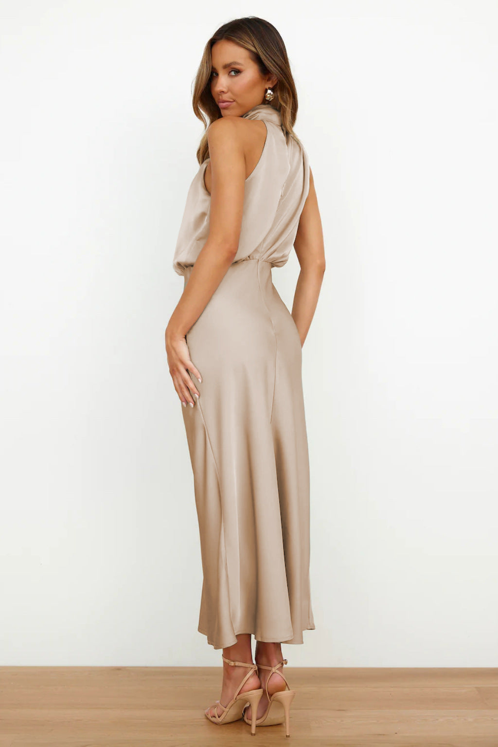 Levoire | Robe longue en satin avec décolleté américain