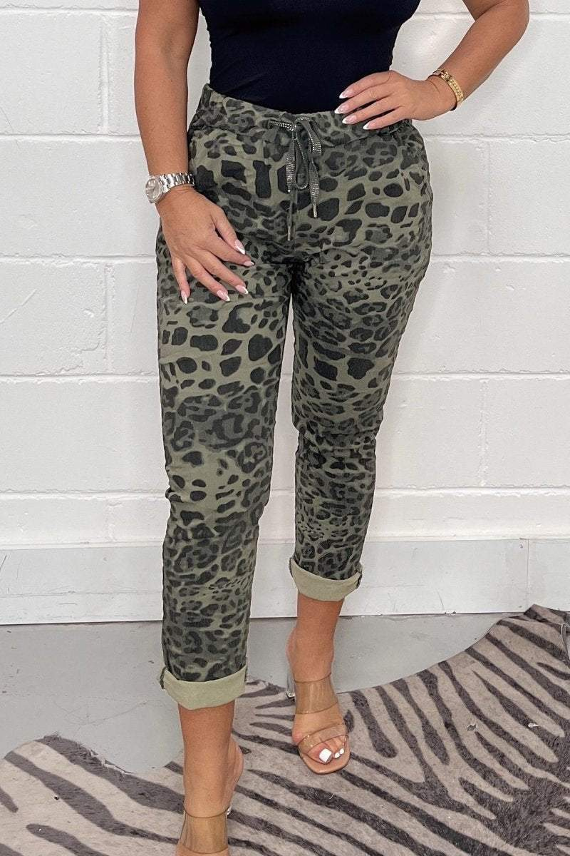 Levoire | Pantalon camouflage femme en coton avec fermeture à cordon Olive vert léopard