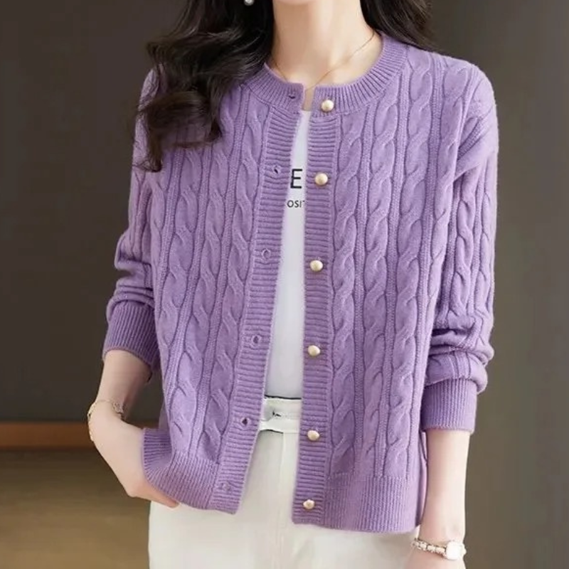 Levoire | Gilet pour femmes avec motif en cable, col rond et boutons dorés Lilas