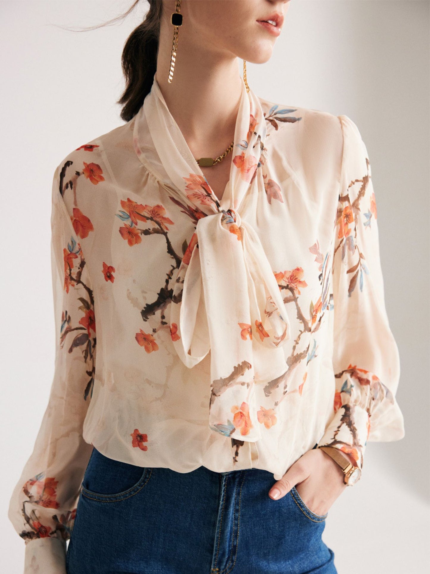 Blouse en Soie Fleurie avec Col Nœud et Manches Bouffantes