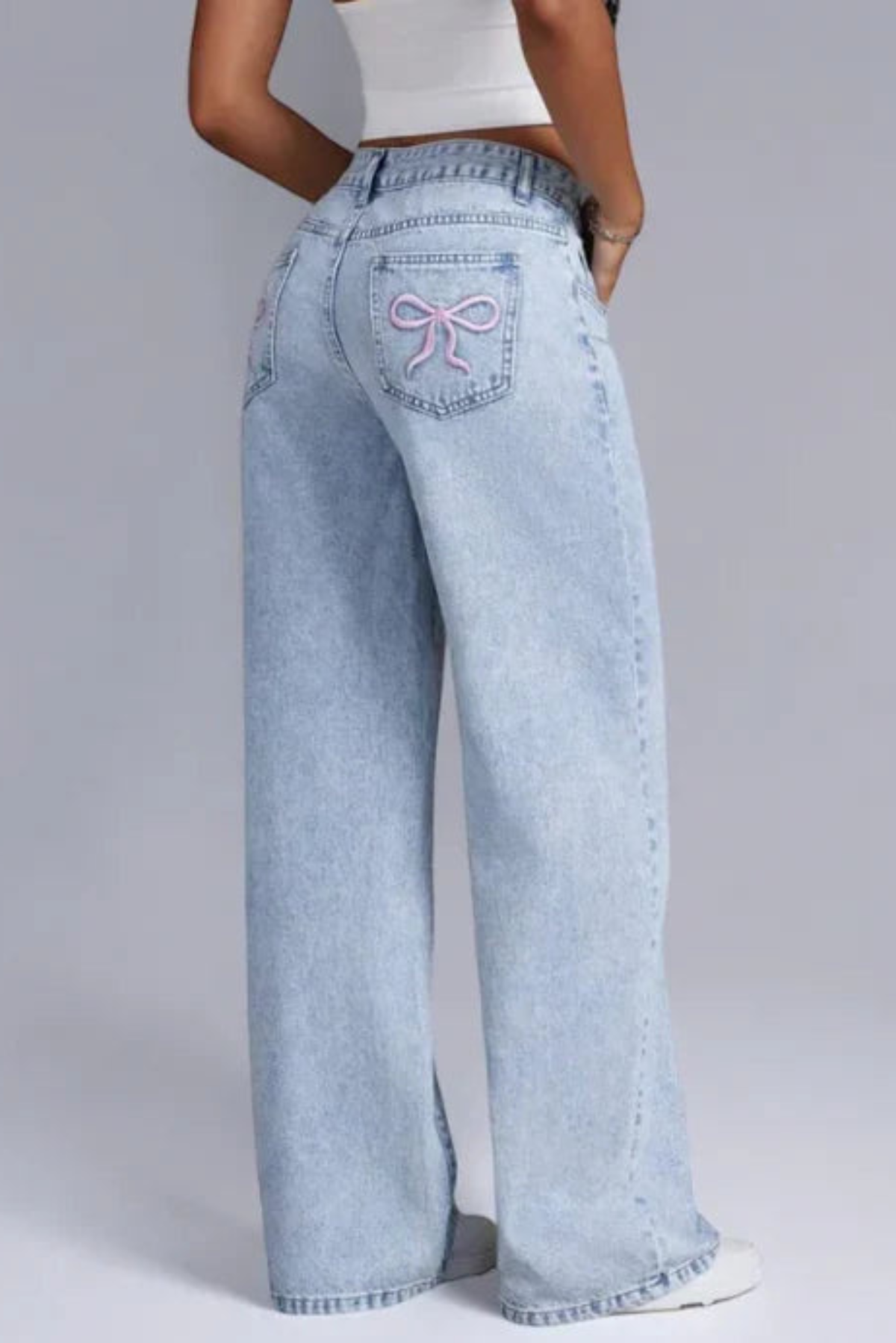 Levoire | Jeans et denim pour femmes avec jambes évasées et détails de nœud rose