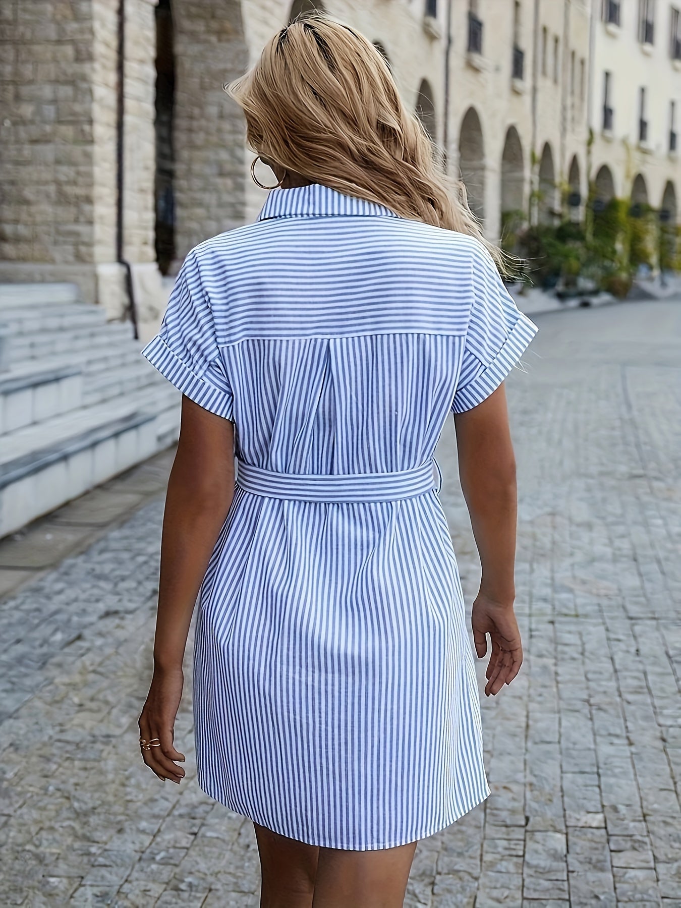 Levoire | Robe Décontractée Rayée À Manches Courtes Et Avec Ceinture