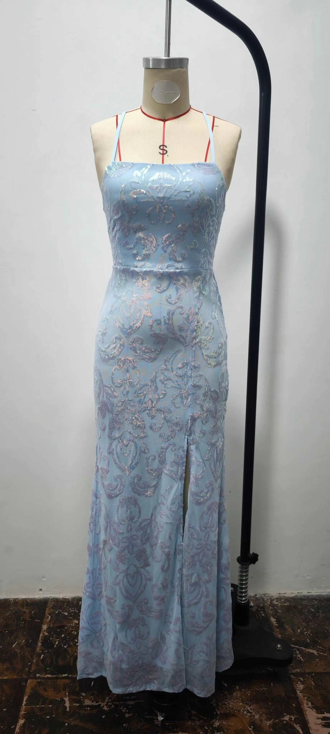 Levoire | Robe de soirée avec des paillettes et un large décolleté