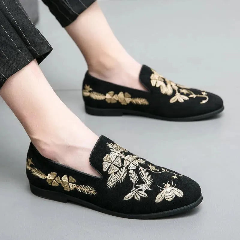 Levoire | Élégant mocassins en daim pour hommes en velours, avec broderies dorées