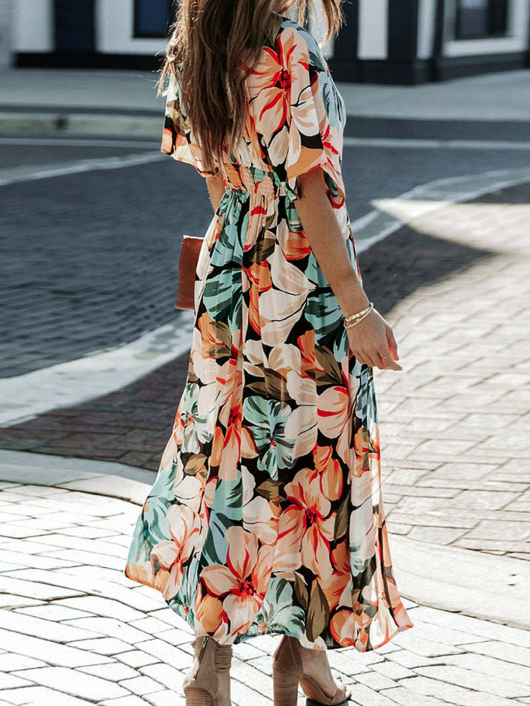 Levoire | Robe À Décolleté Plongeant Fleuri Avec Manches Courtes