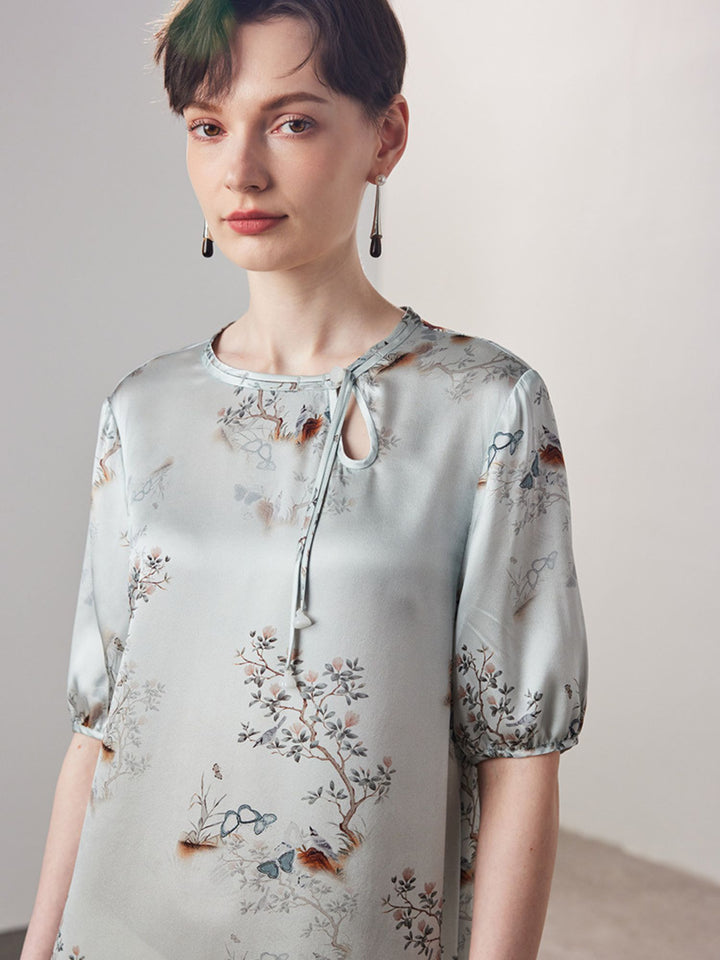 Robe Fleurie en Mélange de Soie avec Encolure Goutte d’Eau