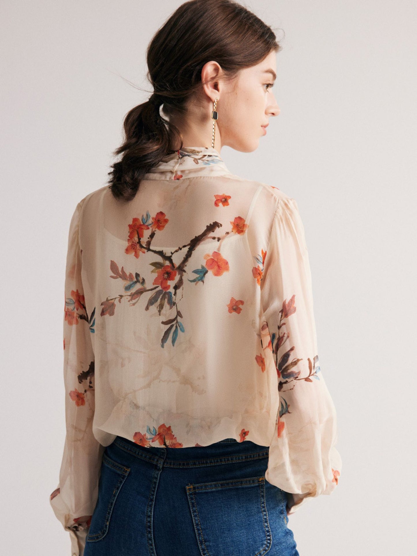 Blouse en Soie Fleurie avec Col Nœud et Manches Bouffantes