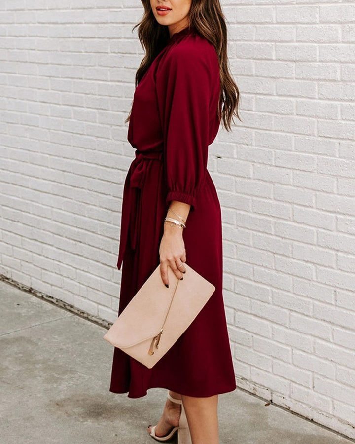Levoire | Élégante Robe Midi Avec Encolure Ronde Et Ceinture Dans Un Style Luxueux
