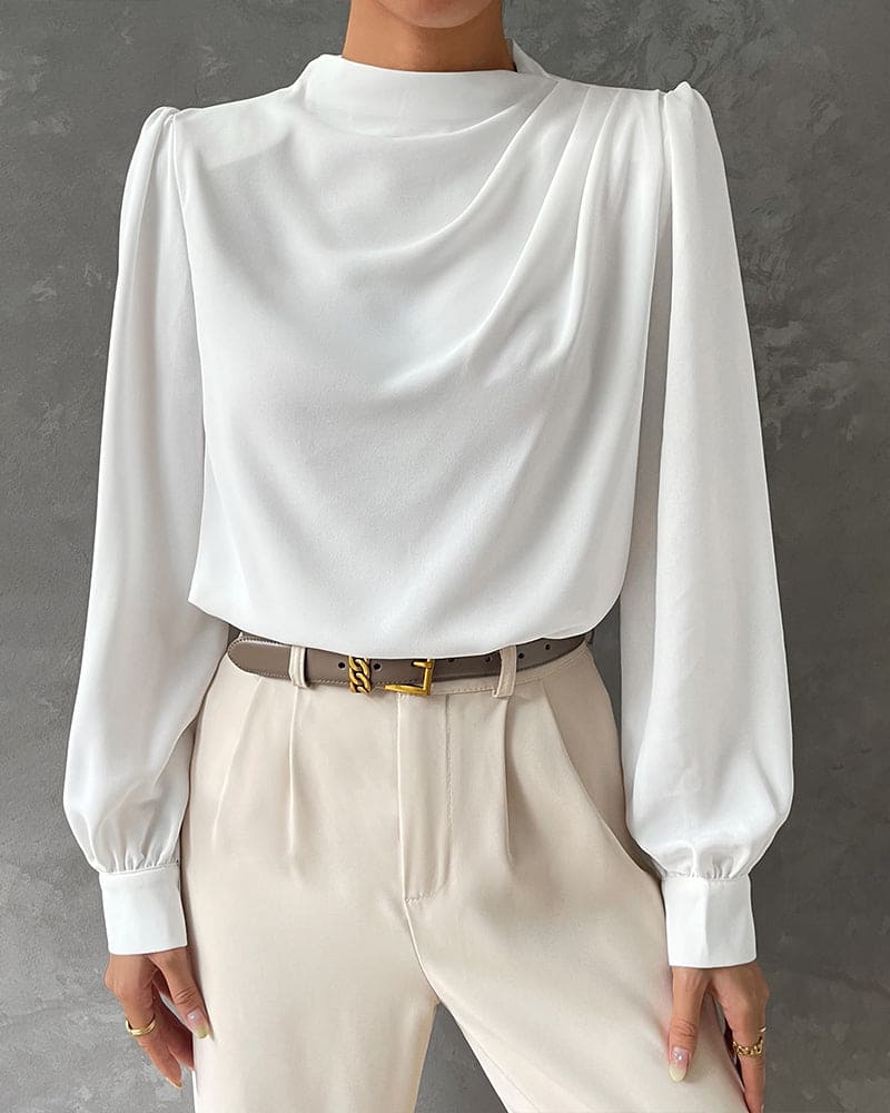 Levoire | Une Blouse Unie Avec Un Col Froncé Et Un Col Montant