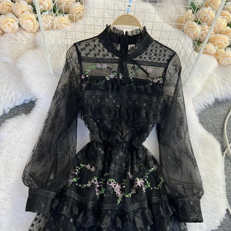 Levoire | Robe élégante avec des œillets en dentelle brodés