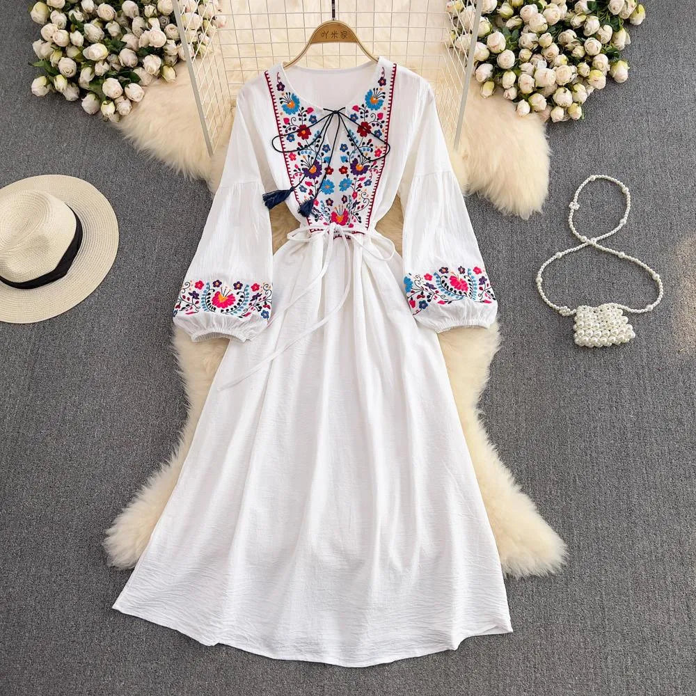 Levoire | Robe à larges manches avec des décorations à la taille en liens d'attache et en franges brodées Blanc Taille libre