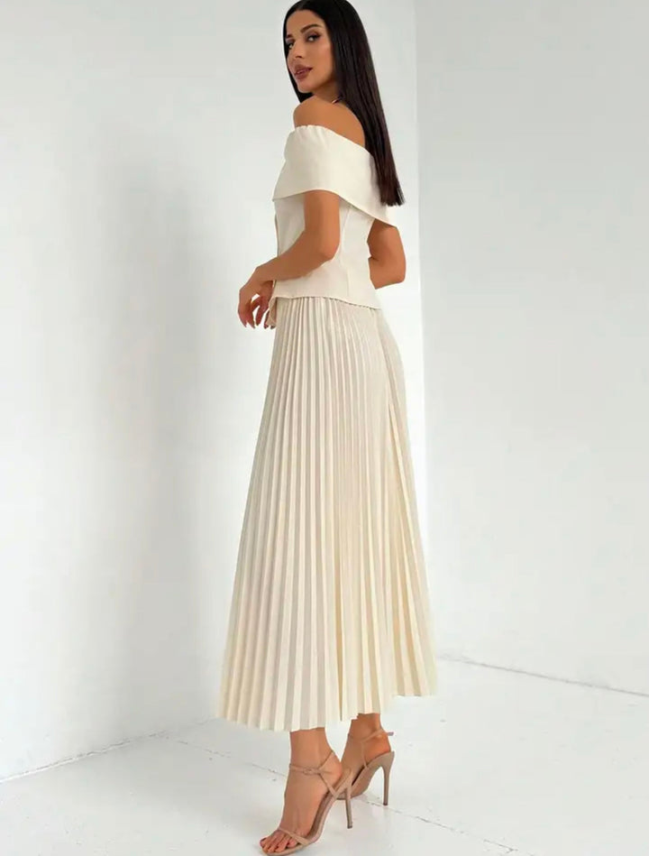 Levoire | Robe Maxi Élégante Off Shoulder Avec Jupe Plissée En Crème