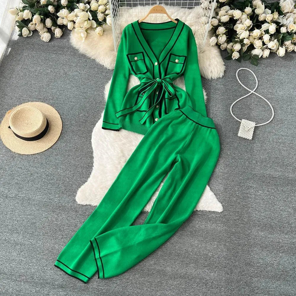 Levoire | Ensemble pour femmes en deux pièces, avec des manches longues, décolleté en V et pantalons drapés larges vert émeraude Taille libre