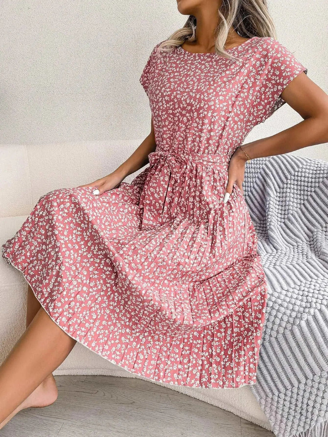 Levoire | Robe de soirée avec une large décoration florale et des manches courtes pour femmes