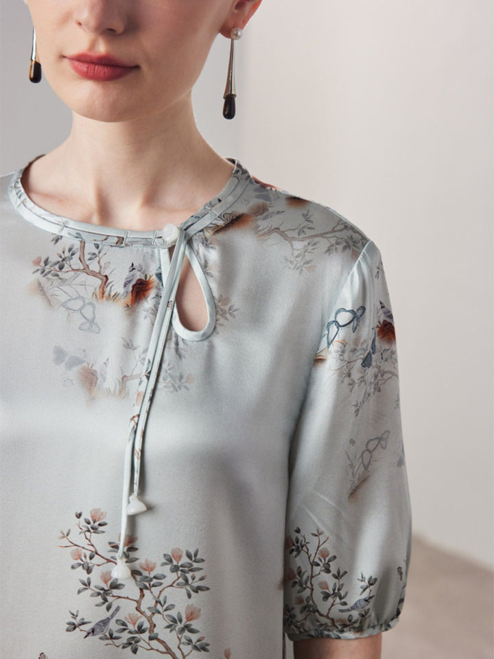 Robe Fleurie en Mélange de Soie avec Encolure Goutte d’Eau