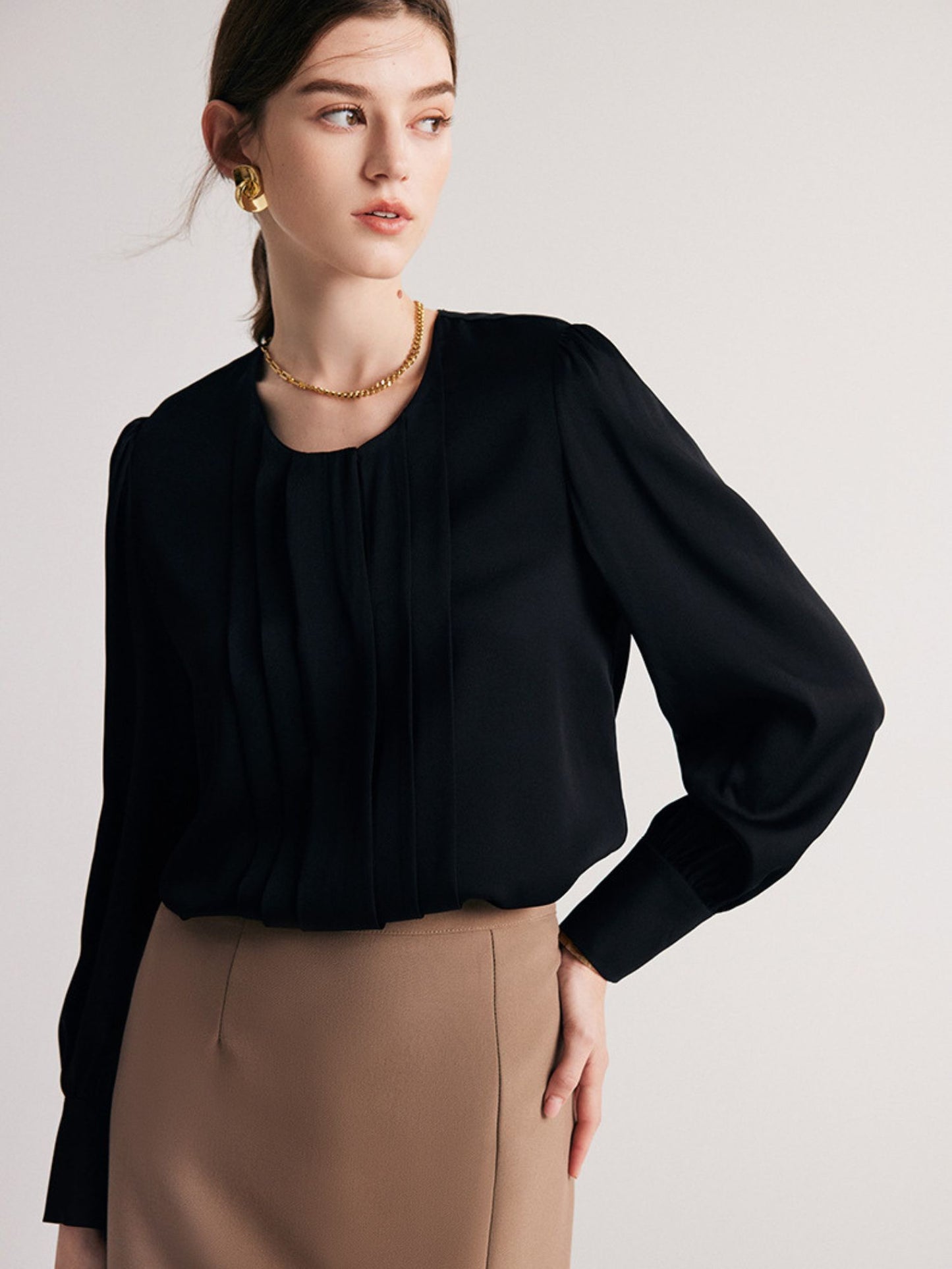 Blouse en Soie Col Rond avec Volants sur le Buste