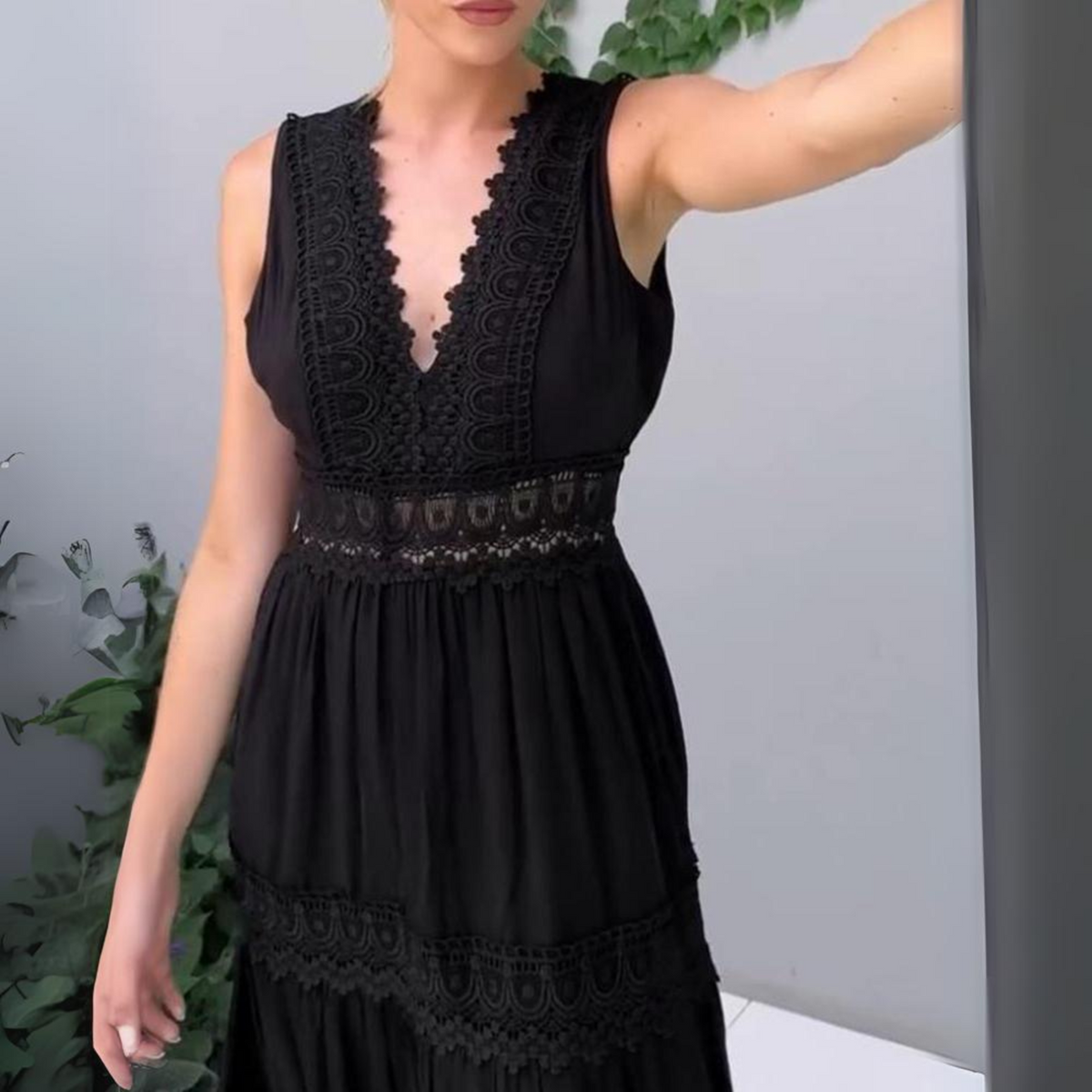 Levoire | Robe En Dentelle Avec Décolleté En V Noir