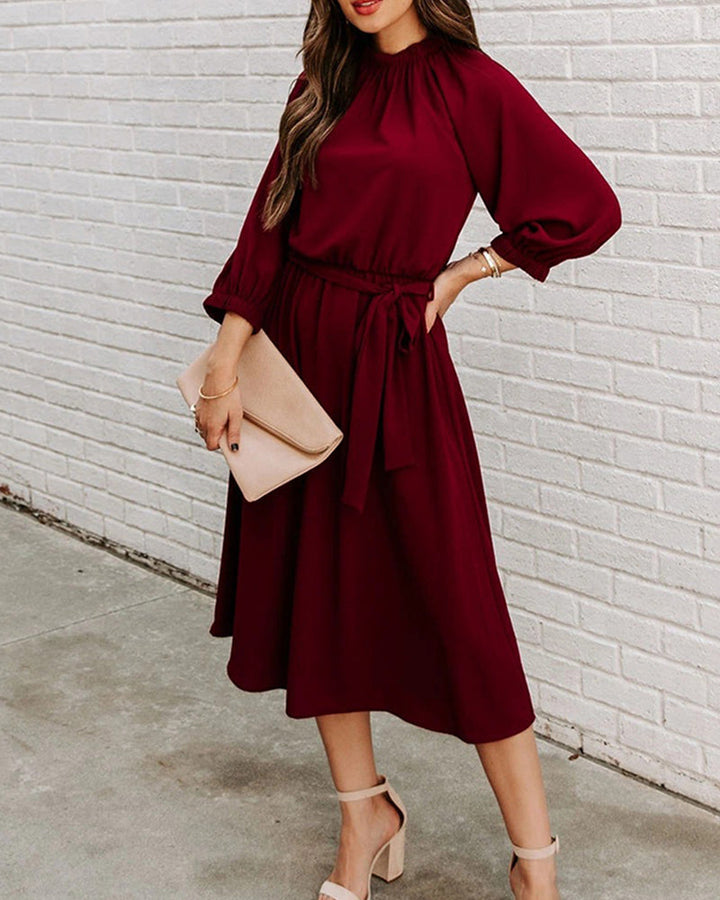 Levoire | Élégante Robe Midi Avec Encolure Ronde Et Ceinture Dans Un Style Luxueux Rot