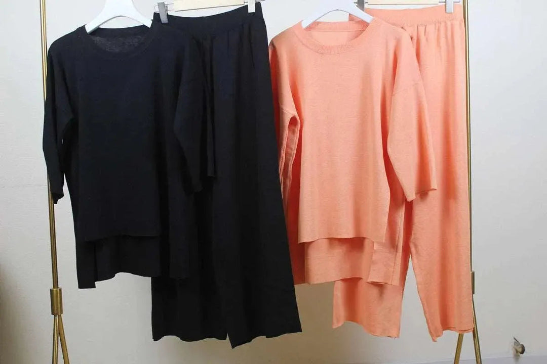 Levoire | Dans la robe pour femmes à taille haute et à deux pièces, il y a un tricot en soie, une fente et un col rond.