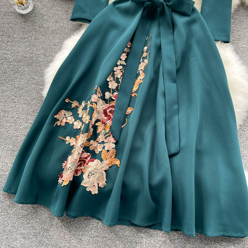 Levoire | Élégante robe brodée à col en V avec ceinture en taille