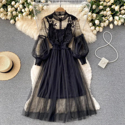 Levoire | Robe femme avec un design en mesh tempétueux avec des fleurs