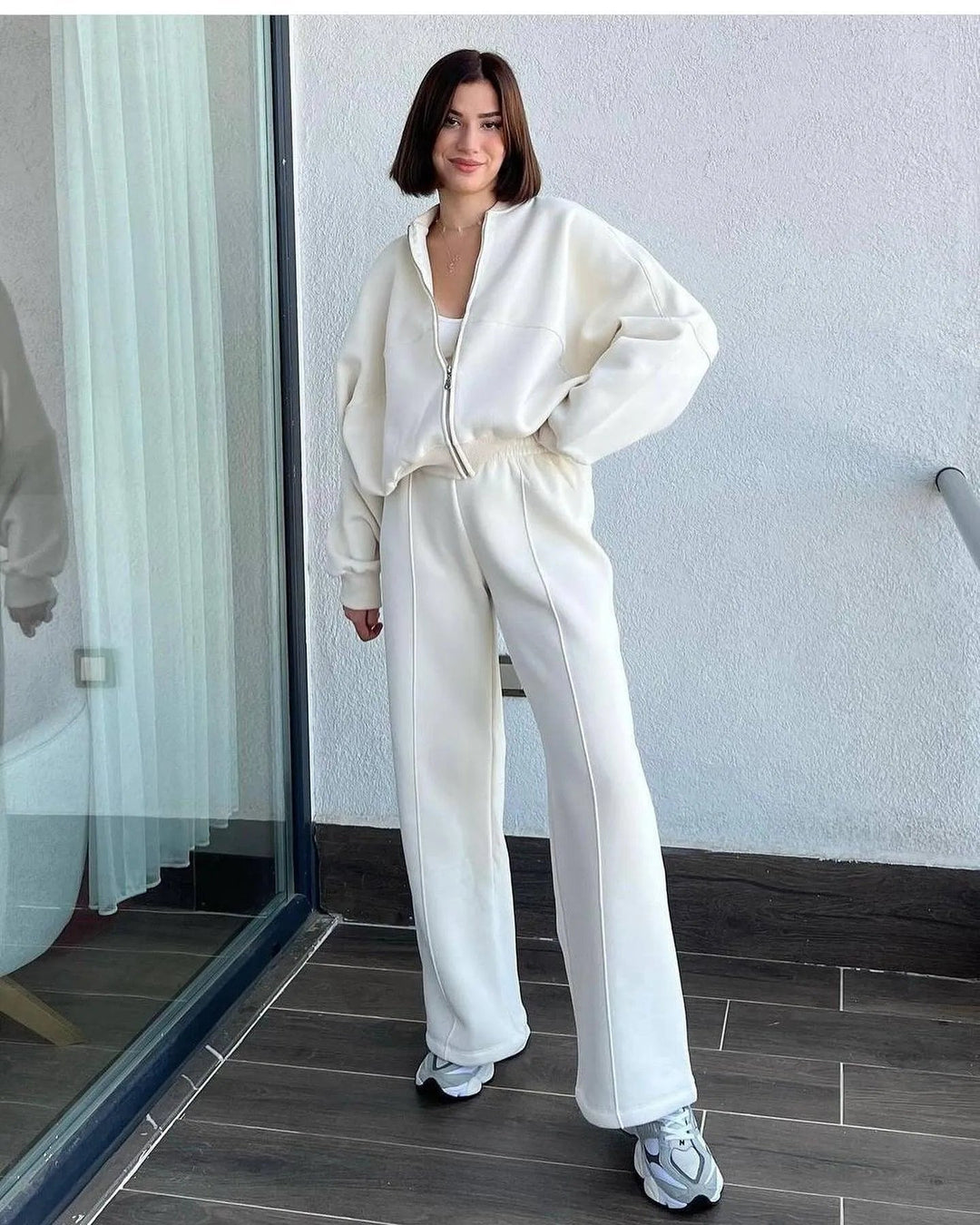 Levoire | Complété avec un pantalon décontracté et un pull zippé uni Blanc