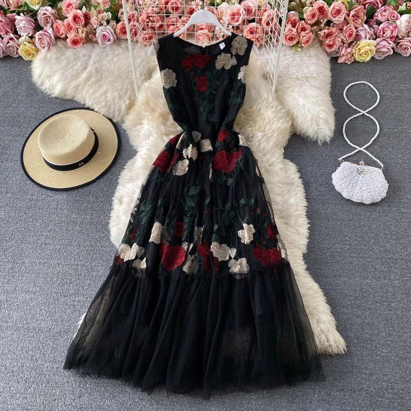 Levoire | Robe pour femme à encolure ronde avec motif floral brodé rose rétro Noir