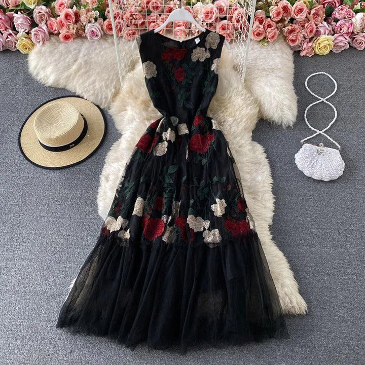 Levoire | Robe pour femme à encolure ronde avec motif floral brodé rose rétro Noir