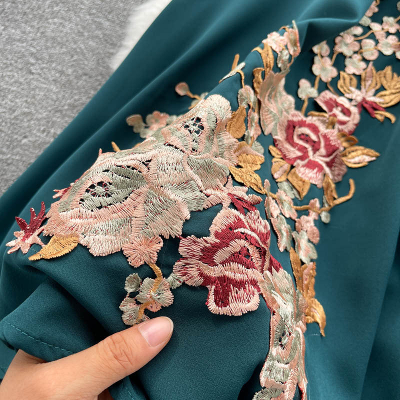 Levoire | Élégante robe brodée à col en V avec ceinture en taille