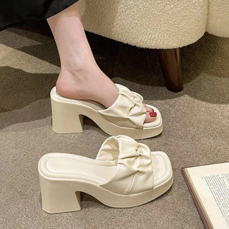 Levoire | Sandales avec des talons de paquets et un coussin pour les orteils en forme de carré