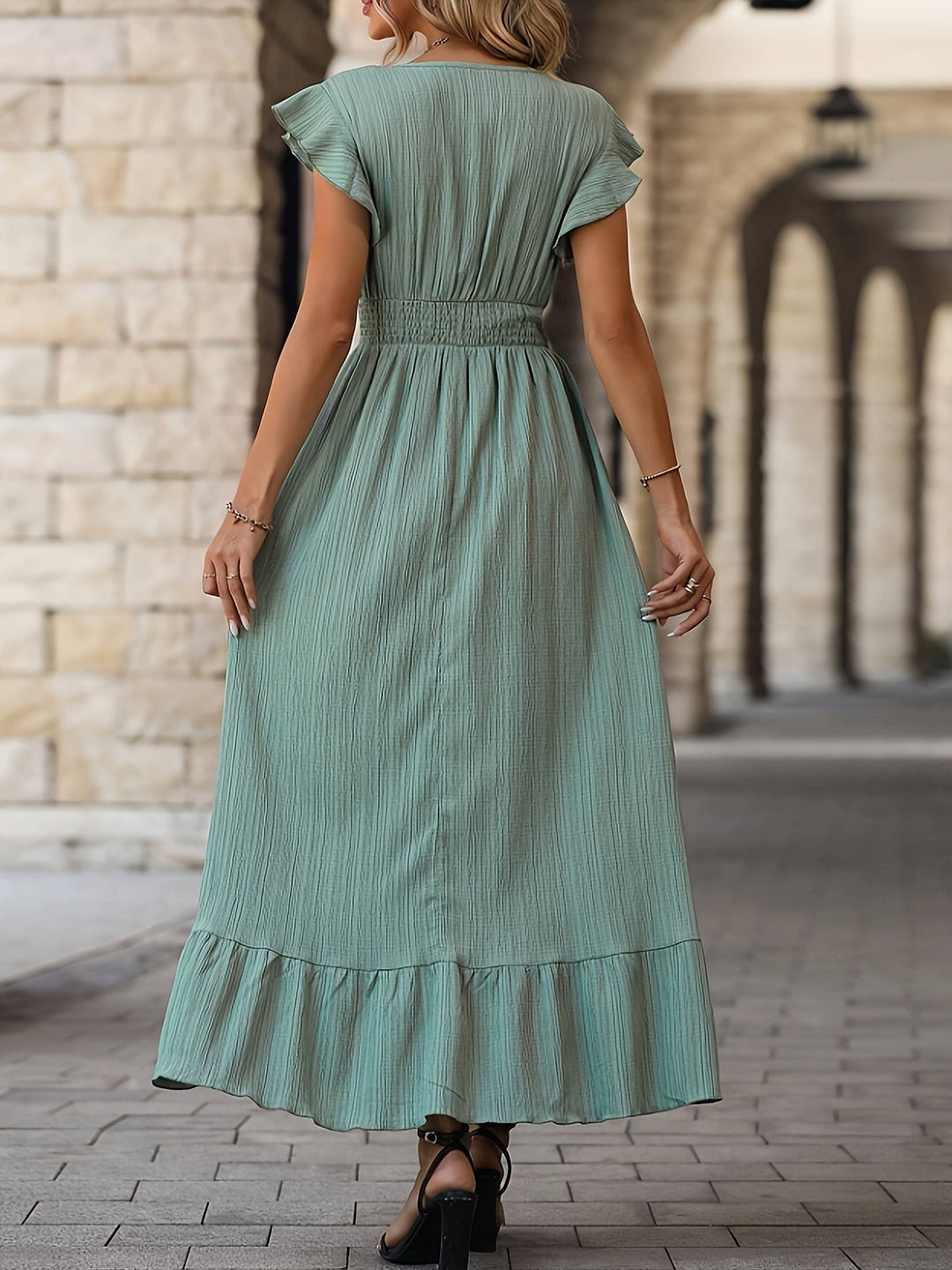 Levoire | Élégante Robe À Col En V Avec Taille Haute Et Manches À Volants