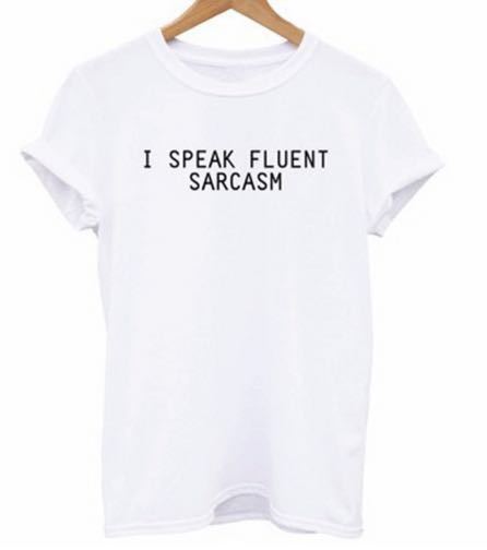 T-shirt pour femmes avec un slogan amusant et une coupe confortable Levoire