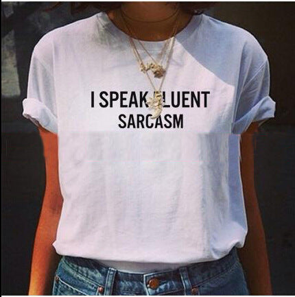 T-shirt pour femmes avec un slogan amusant et une coupe confortable Levoire