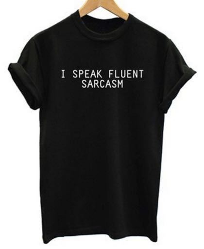 T-shirt pour femmes avec un slogan amusant et une coupe confortable Levoire