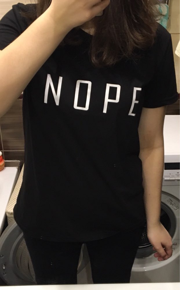 T-shirt pour femmes avec un lettrage moderne accrocheur Levoire