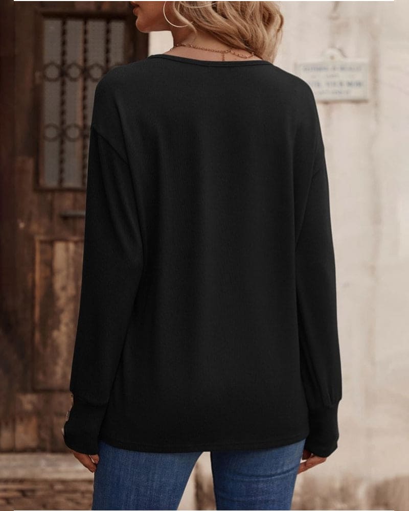 Levoire | Une Blouse À Manches Longues Et Un Col En V