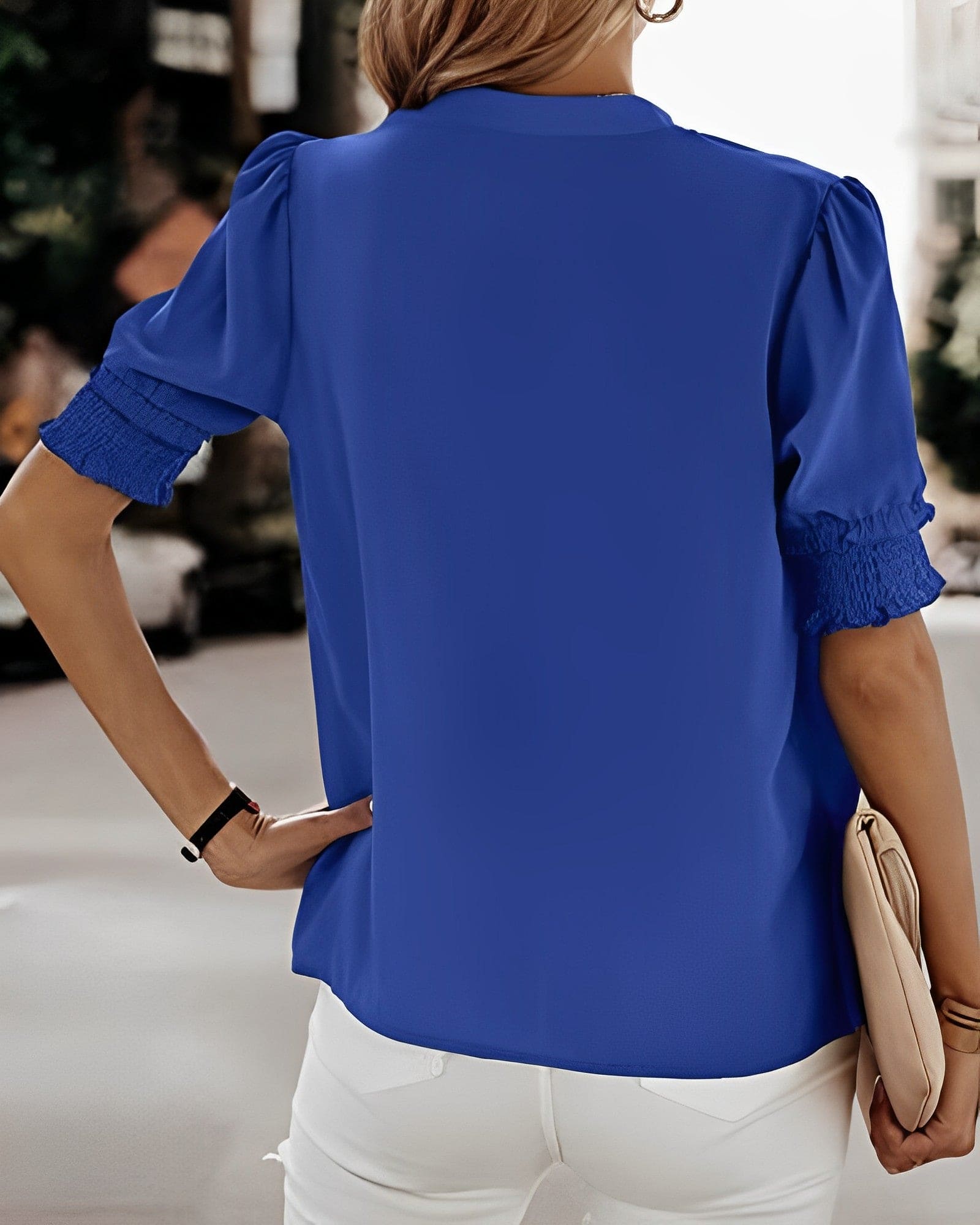 Levoire | Chic Top À Manches Courtes Bouffantes Avec Col En V Dans Un Style Classique