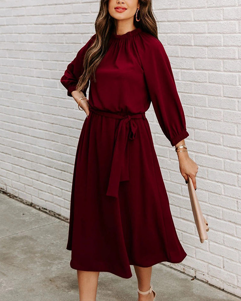 Levoire | Élégante Robe Midi Avec Encolure Ronde Et Ceinture Dans Un Style Luxueux