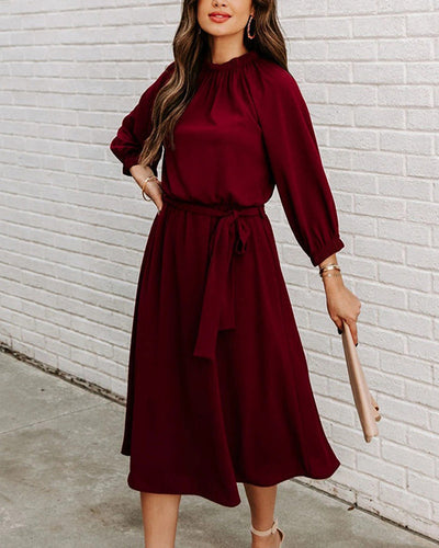 Levoire | Élégante Robe Midi Avec Encolure Ronde Et Ceinture Dans Un Style Luxueux
