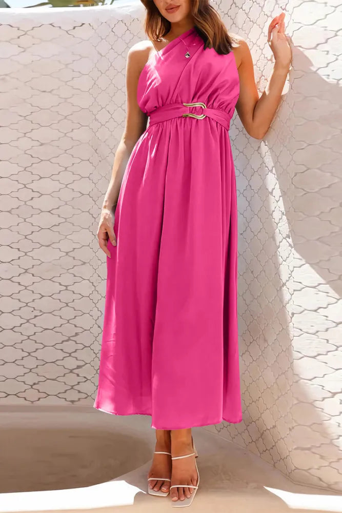 Levoire | Robes de soirée élégantes avec encolure inclinée et ornements d'accessoires métalliques solides