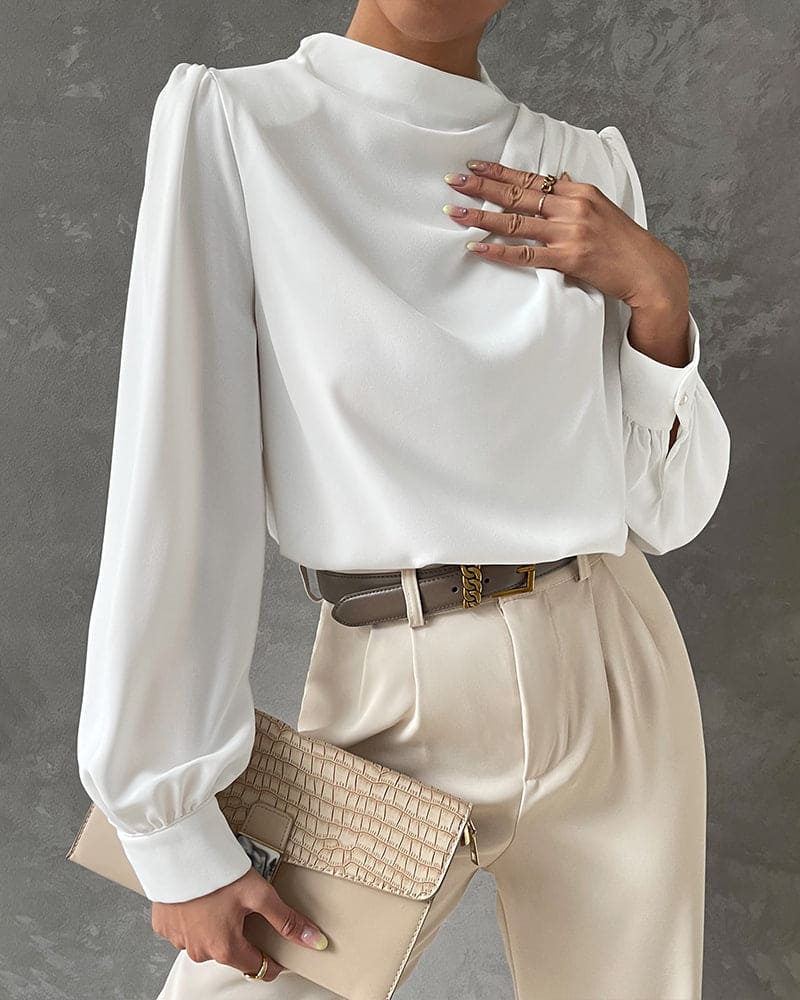 Levoire | Une Blouse Unie Avec Un Col Froncé Et Un Col Montant