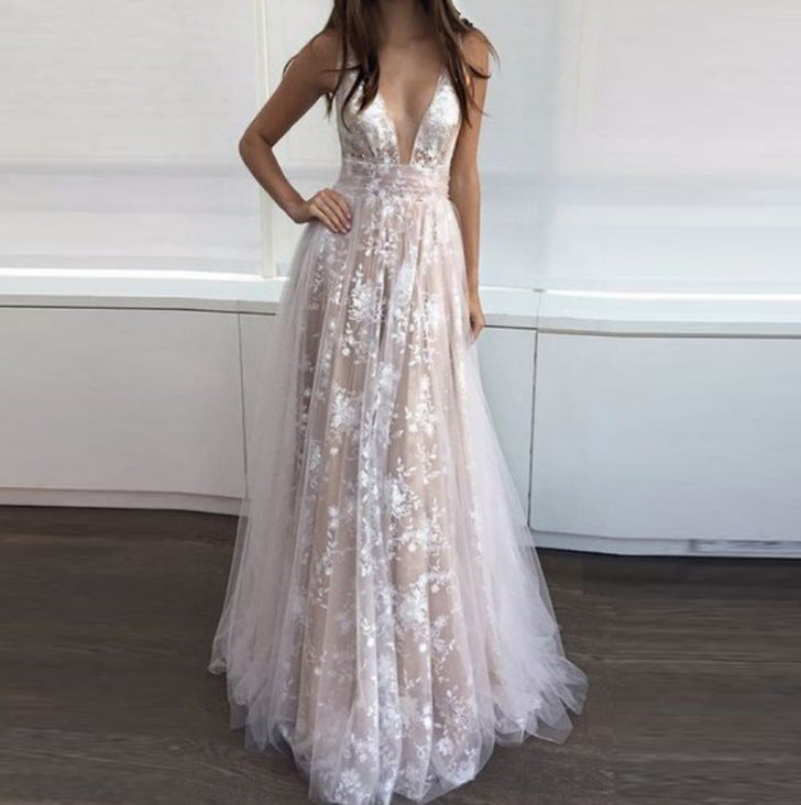 Levoire | Robe de soirée dos nu en dentelle glamour à décolleté profond Abricot