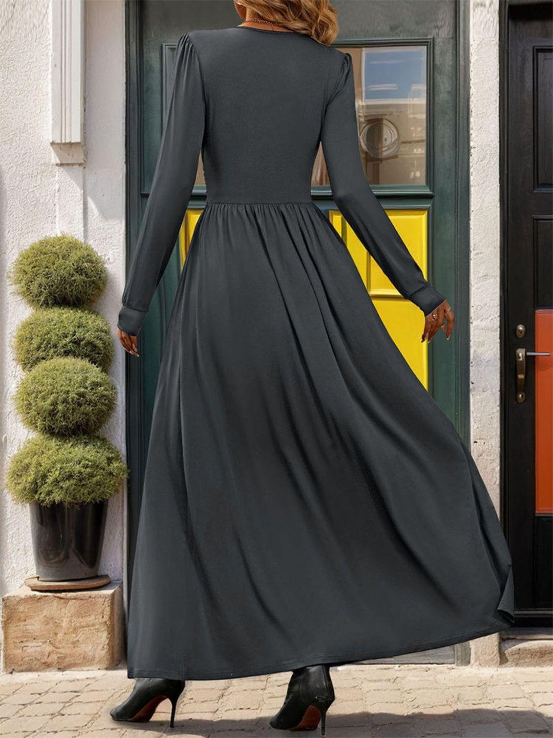 Levoire | Robe En Dentelle Romantique Avec Fente Et Décolleté En V