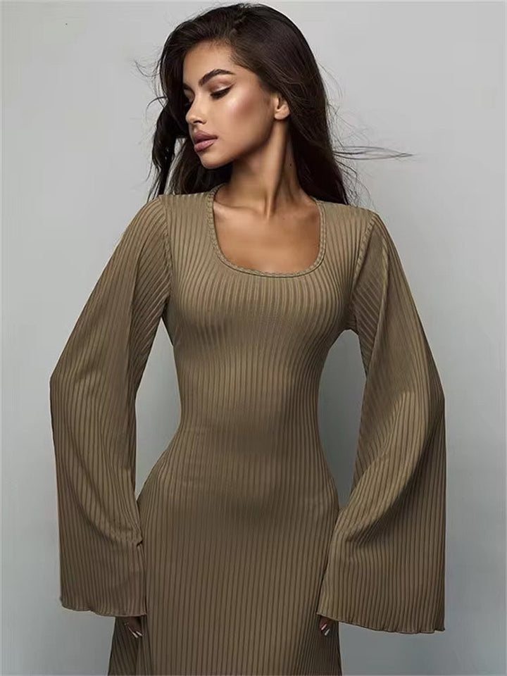 Levoire | Robe Maxi Noire Avec Des Manches Cloche Olive Vert