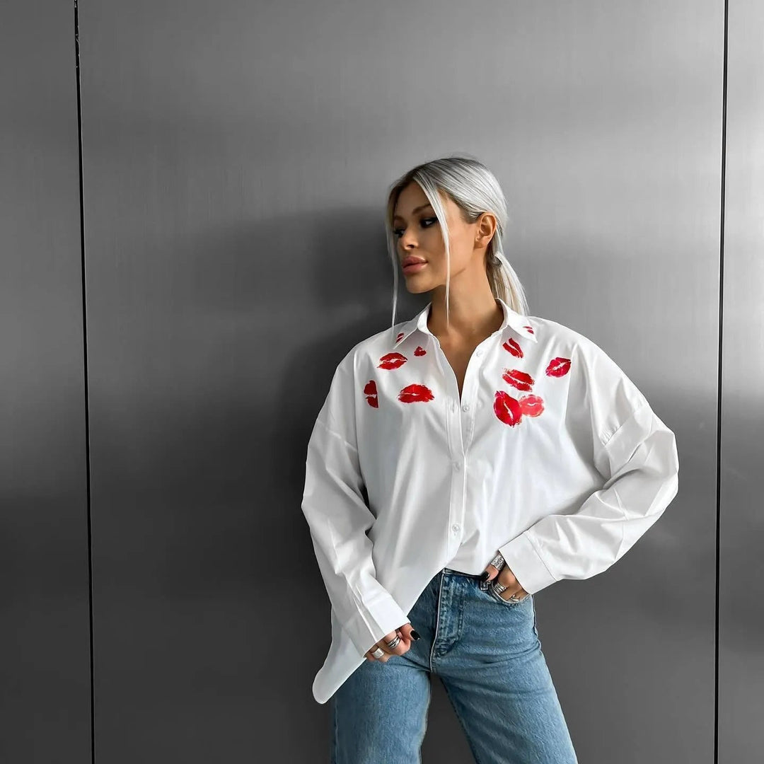 Levoire | Chemise blanche avec des lèvres rouges