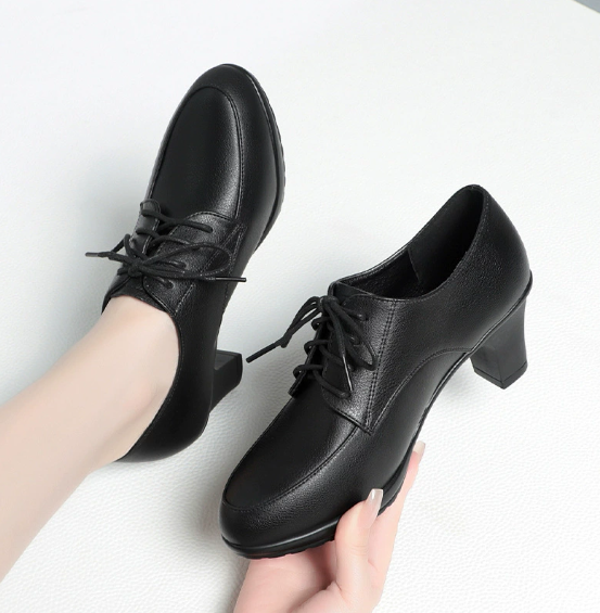 Levoire | Bottes En Dentelle Noires Pour Femmes Avec Des Talons Moyens Confortables