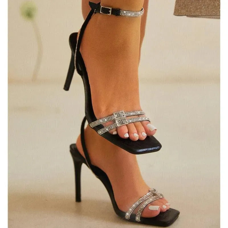 Levoire | Sandales stiletto avec une pointe carrée et une fine sangle ornée de strass et un talon haut
