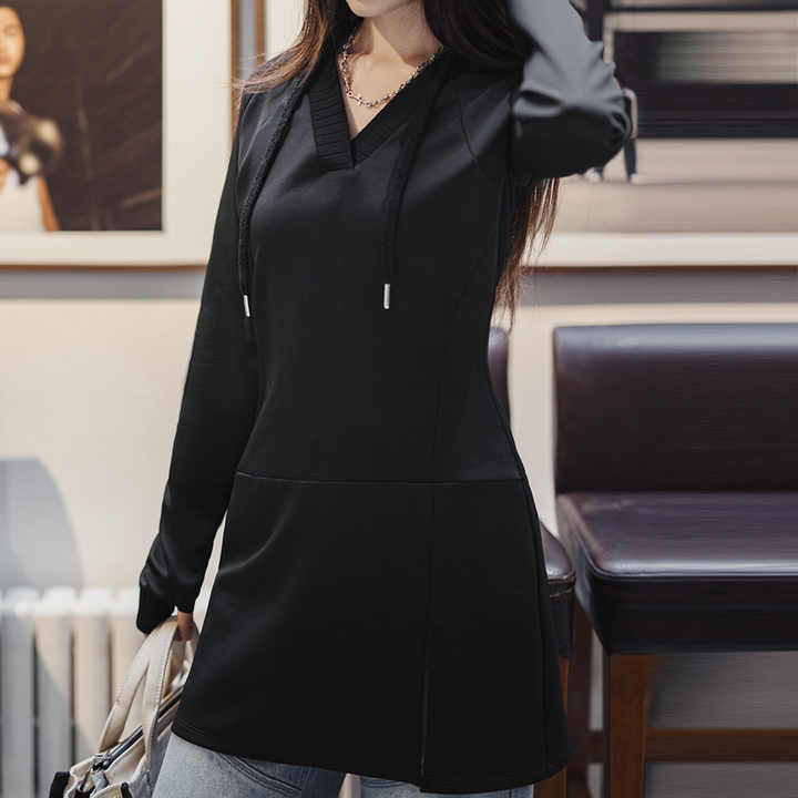 Levoire | Robe À Capuche Avec Décolleté En V Et Coupe Ajustée