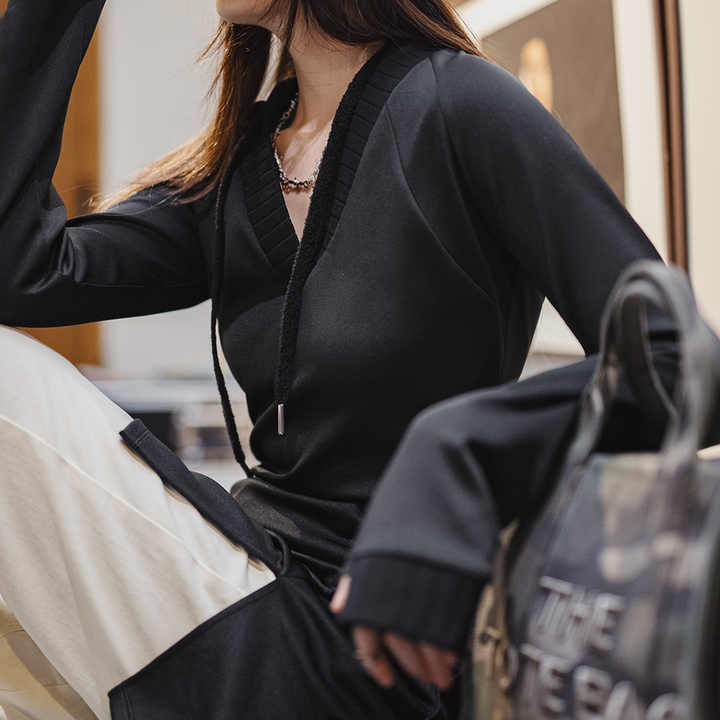 Levoire | Robe À Capuche Avec Décolleté En V Et Coupe Ajustée